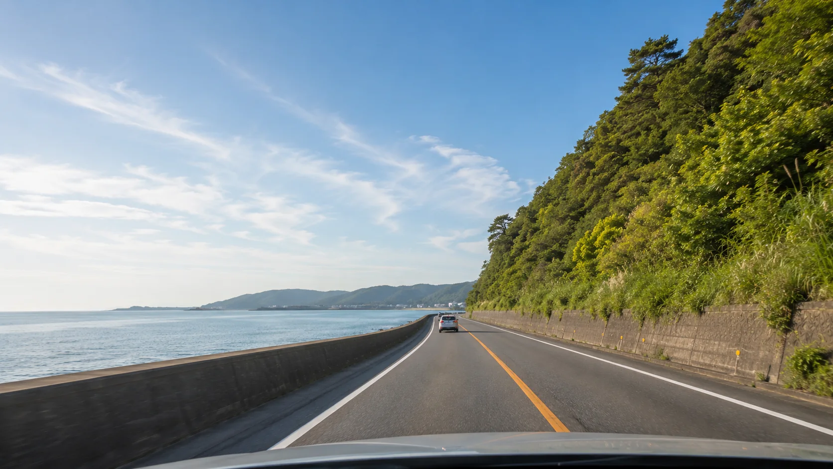 海沿いの道路を走るドライブ風景のイメージ